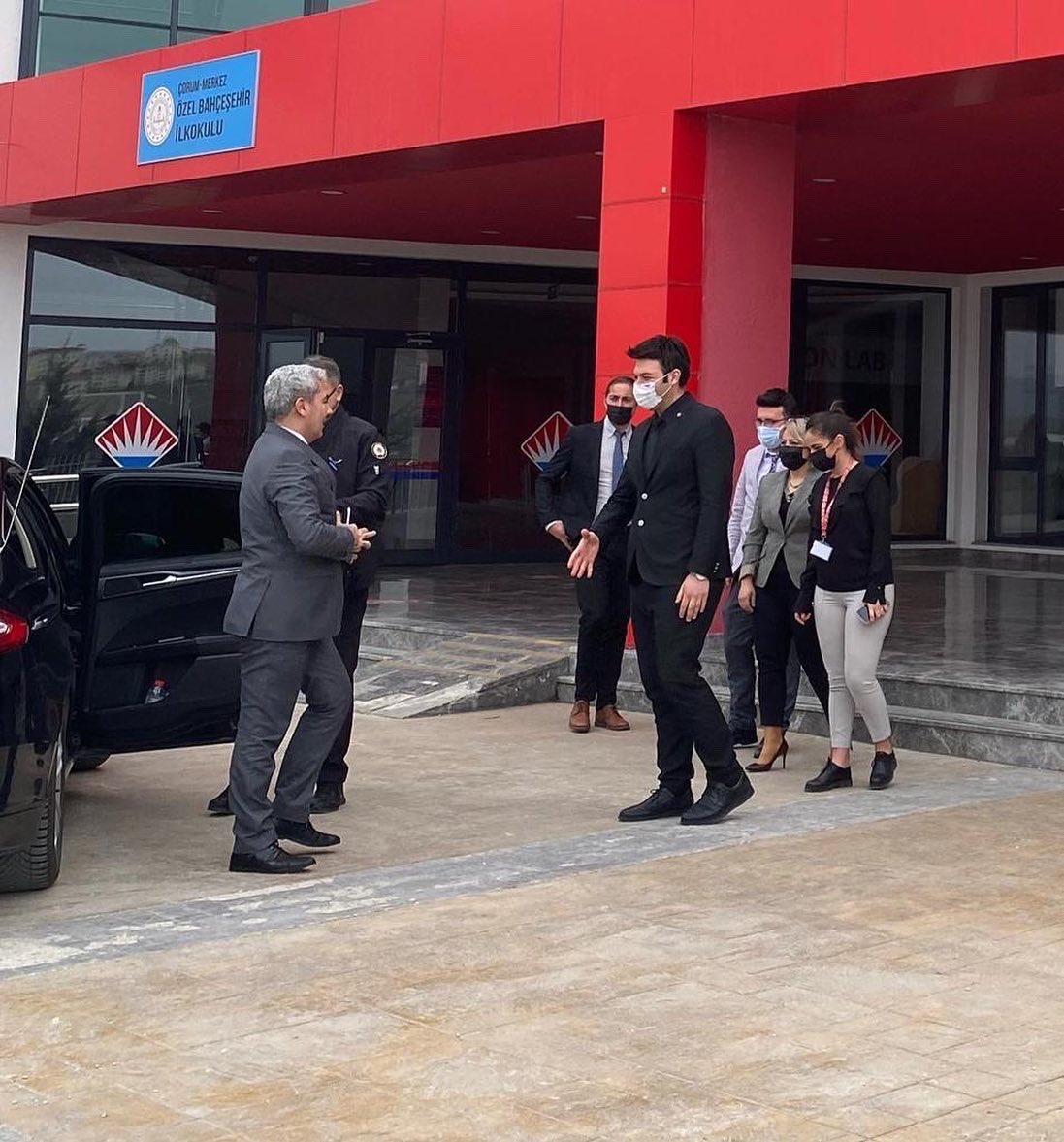 bk_corum's tweet photo. Çorum İl Emniyet Müdürü Sn.Mehmet Gülser, MASTER6 Eğitim Modeli Meslek Uzmanları ile “Kariyer Söyleşileri” kapsamında okulumuz öğrencileri ile keyifli bir söyleşi gerçekleştirdi.Söyleşi sonunda Kampüs Müdürümüz Yasin Haboğlu tarafından İl Emniyet Müdürümüze plaket takdimi yapıldı https://t.co/Xo5WhapJZE