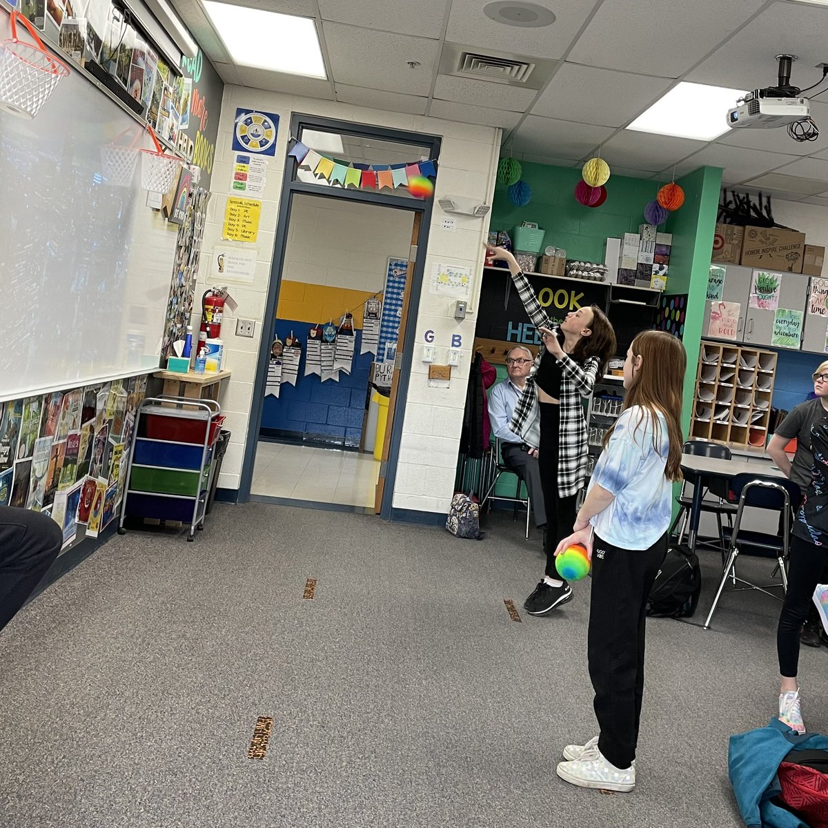 hrjberg's tweet photo. Another fun day of reviewing ELA concepts. They are ready for next week!📚🏀👏🏻 #dfe #fifthgrade #testprepfun #workhardplayhard https://t.co/r2MNPQ3KHL