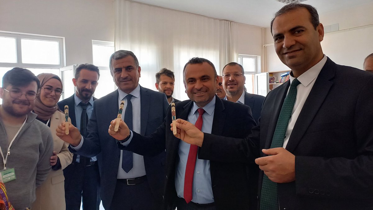 İl Milli Eğitim Müdür Yardımcısı Ahmet DEMİR ile Şube Müdürlerimiz Ali KARABULUT ve Mehmet ÇETİNER, ilçemize bağlı Müjdeci İmam Hatip Ortaokulu'nda düzenlenen Bilim Fuarına katılarak öğrencilerle bir araya geldi.