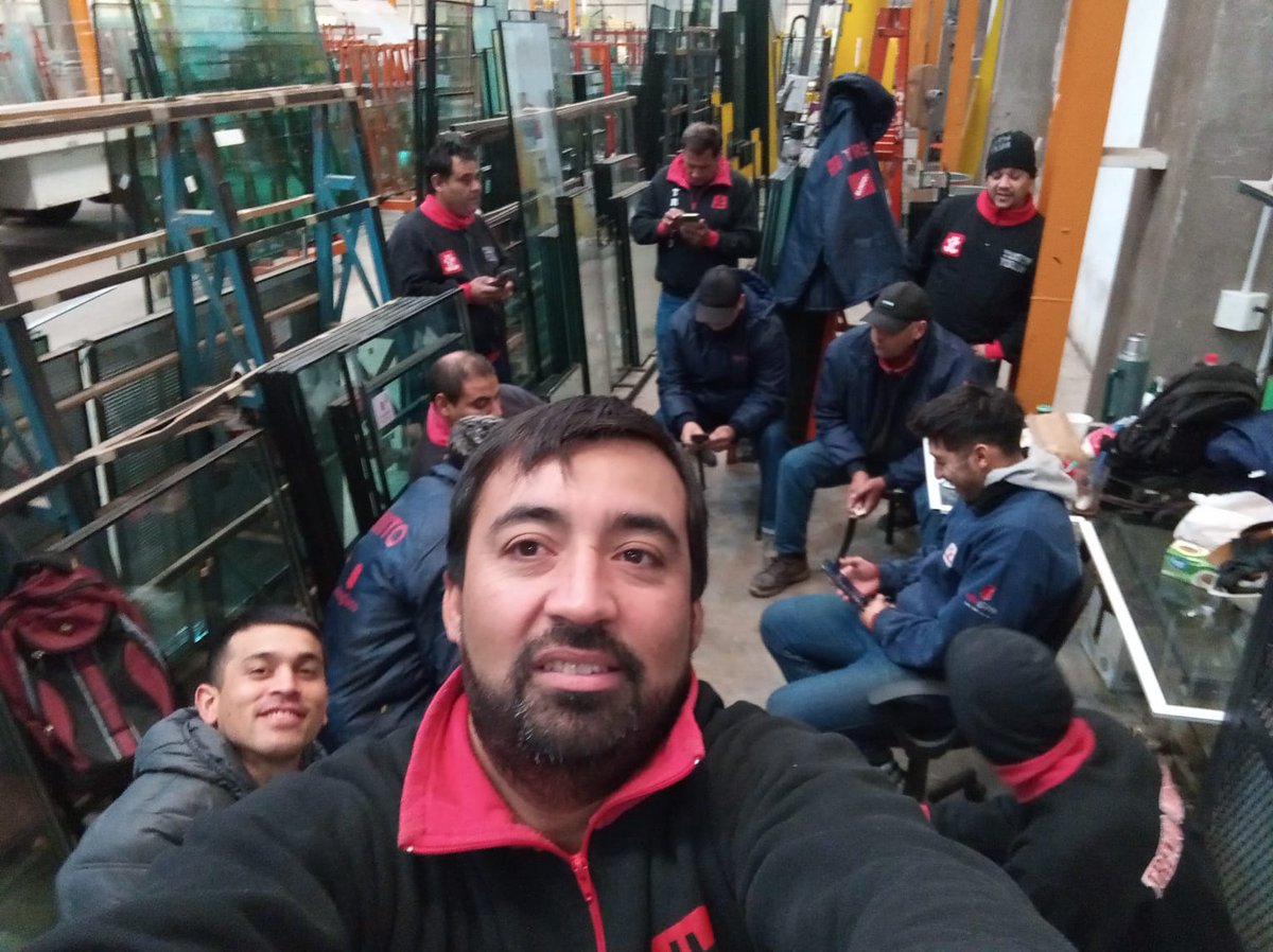 CTAABuenosAires's tweet photo. 💪🏾 El #SATIVA protagoniza segundo día de #paro por reincorporación de despido arbitrario en la empresa #TrentoVidrios 👉🏽 https://t.co/hZLZKggsPA https://t.co/i7mg2fcdNi
