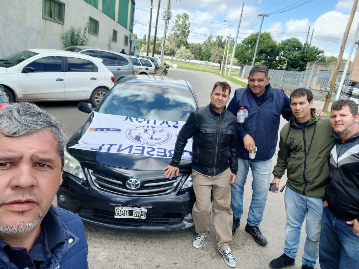 CTAABuenosAires's tweet photo. 💪🏾 El #SATIVA protagoniza segundo día de #paro por reincorporación de despido arbitrario en la empresa #TrentoVidrios 👉🏽 https://t.co/hZLZKggsPA https://t.co/i7mg2fcdNi