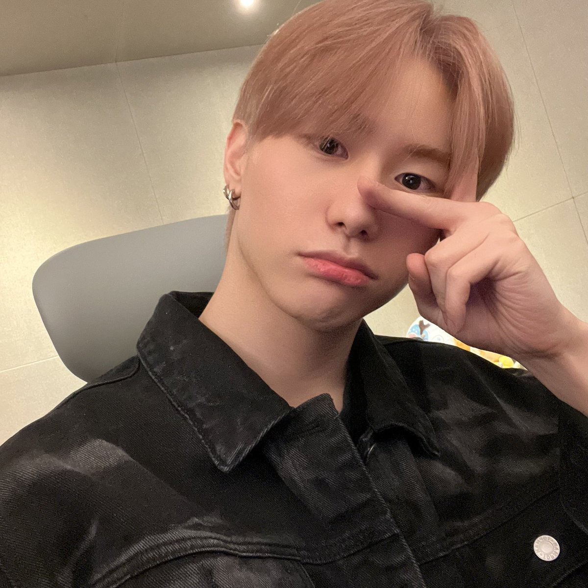 seungsik_tmi's tweet photo. 973. 승식의 2022년 4월 1일 - 만우절 기념 버블 프로필 사진이 바뀌었다. https://t.co/LMl7gN0kc7