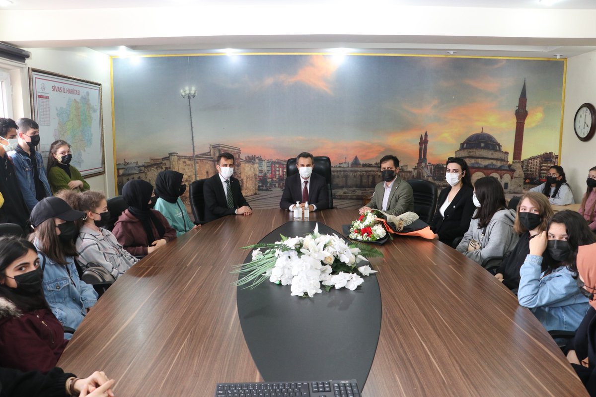 sivasmem's tweet photo. KÖPRÜ Projesi izleme sınavlarında başarılı olan Zaralı öğrenciler, şehir gezisi etkinliği kapsamında Millî Eğitim Müdürümüz Ergüven Aslan'ı ziyaret etti.

@tcmeb
@valisalihayhan
@AslanErguven 

https://t.co/sxFXwCC7hq https://t.co/LlSll3ZBPt