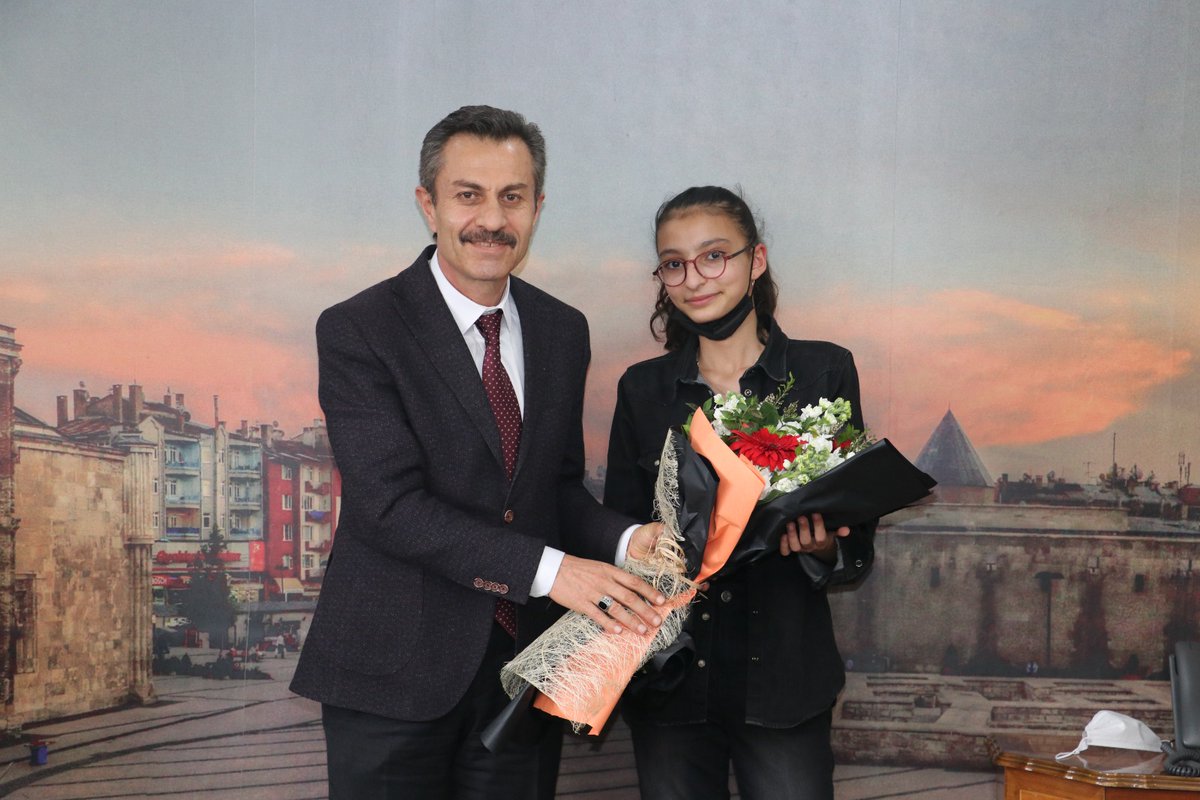 sivasmem's tweet photo. KÖPRÜ Projesi izleme sınavlarında başarılı olan Zaralı öğrenciler, şehir gezisi etkinliği kapsamında Millî Eğitim Müdürümüz Ergüven Aslan'ı ziyaret etti.

@tcmeb
@valisalihayhan
@AslanErguven 

https://t.co/sxFXwCC7hq https://t.co/LlSll3ZBPt