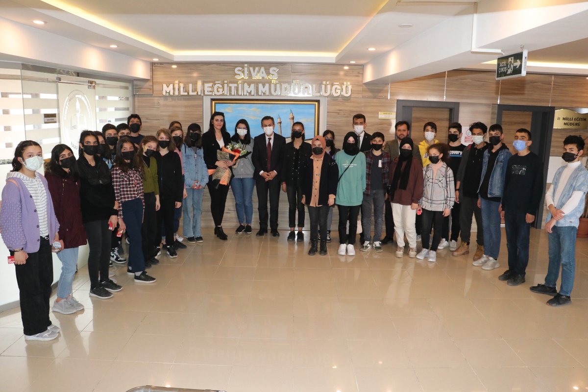sivasmem's tweet photo. KÖPRÜ Projesi izleme sınavlarında başarılı olan Zaralı öğrenciler, şehir gezisi etkinliği kapsamında Millî Eğitim Müdürümüz Ergüven Aslan'ı ziyaret etti.

@tcmeb
@valisalihayhan
@AslanErguven 

https://t.co/sxFXwCC7hq https://t.co/LlSll3ZBPt