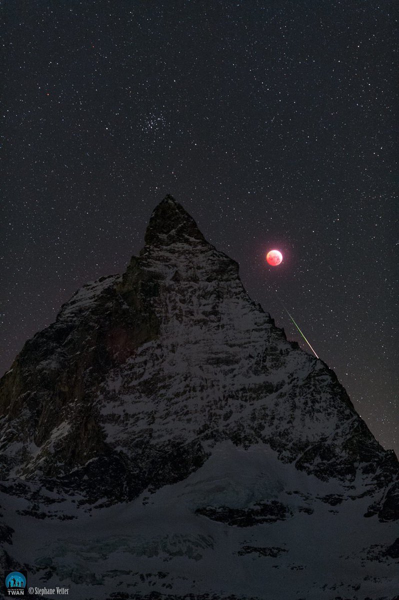 SpaceScience_'s tweet photo. Une éclipse de Lune et un météore capturés depuis les Alpes 🤩 https://t.co/UShizKpIDh