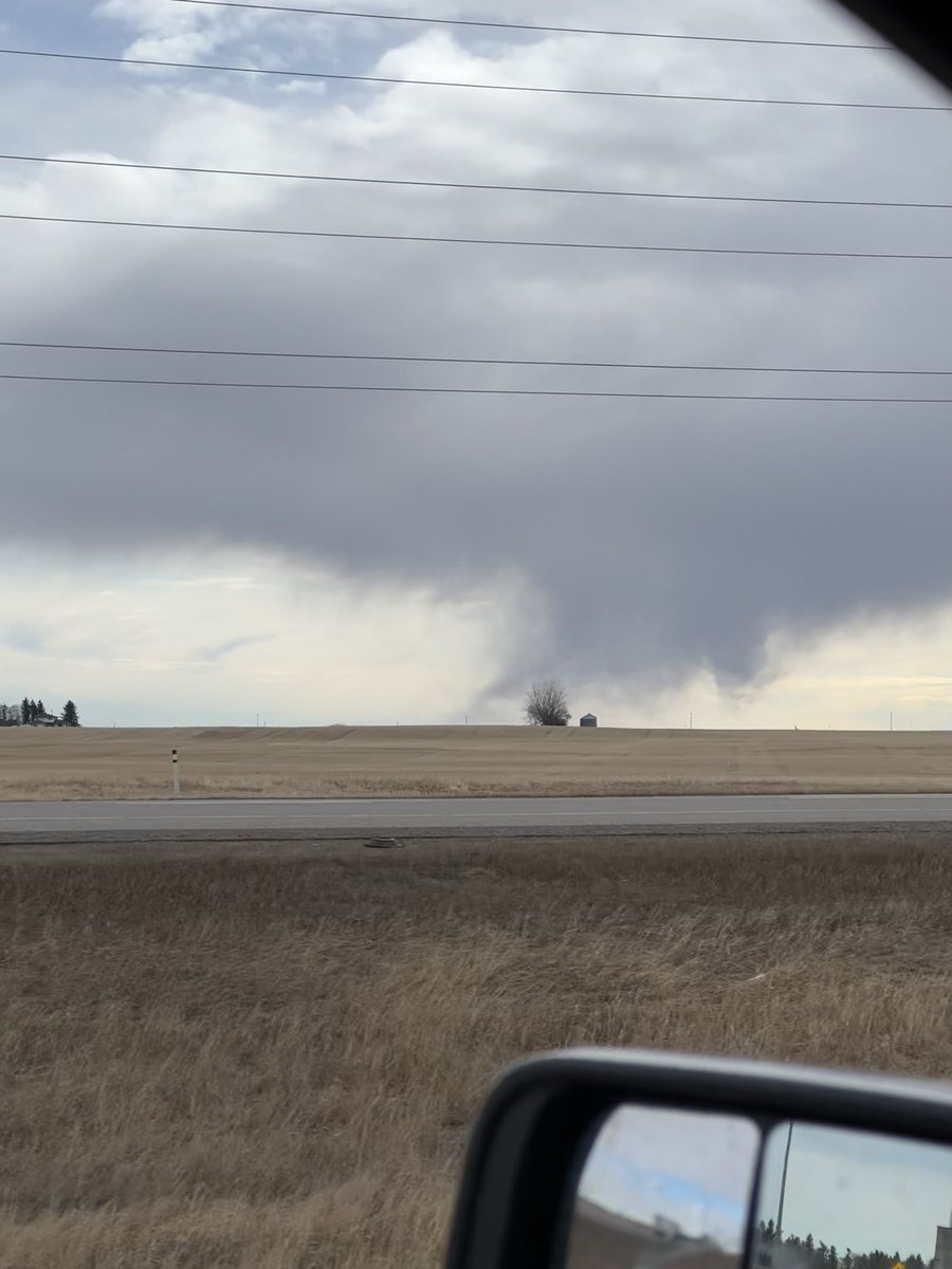 djdnl's tweet photo. @IWeatherAB Just east of Nanton. https://t.co/sP5v5fZDSB