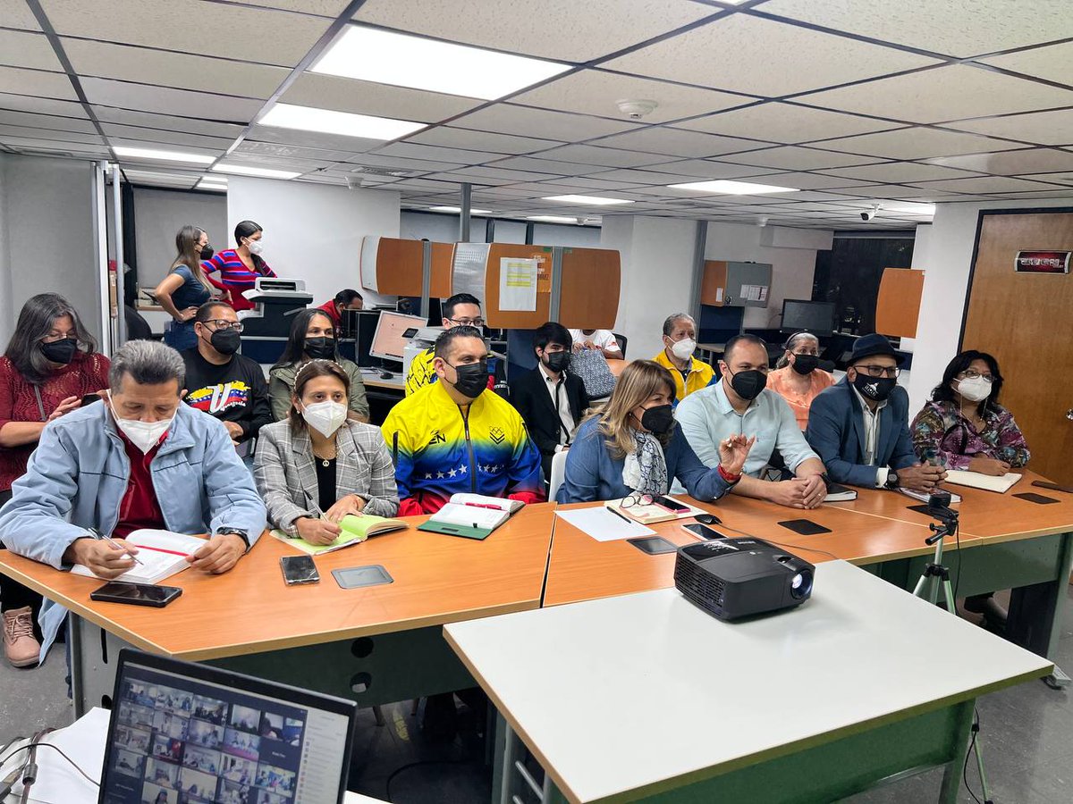 mineducacion_ve's tweet photo. Bajo las orientaciones del Pdte. @NicolasMaduro, la Min. @_LaAvanzadora sostuvo videoconferencia junto a los/as Vicemin. y los/as jefes/as de Zonas Educativas en el marco del despliegue nacional del V Congreso del @PartidoPSUV y el IV de la @JuventudPSUV. #4MillonesYContando https://t.co/8mCgJlFdNO