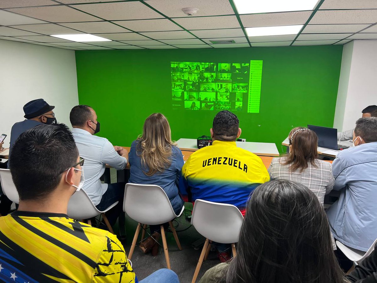 mineducacion_ve's tweet photo. Bajo las orientaciones del Pdte. @NicolasMaduro, la Min. @_LaAvanzadora sostuvo videoconferencia junto a los/as Vicemin. y los/as jefes/as de Zonas Educativas en el marco del despliegue nacional del V Congreso del @PartidoPSUV y el IV de la @JuventudPSUV. #4MillonesYContando https://t.co/8mCgJlFdNO