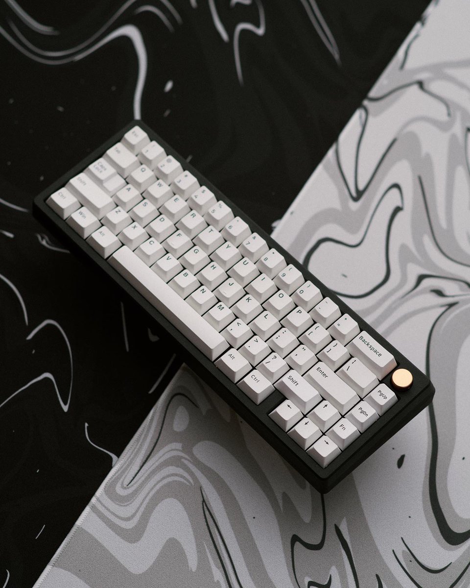 taehatypes's tweet photo. There's a new vendor in town, check out @AgileShopCo for some awesome deskmats and affordable keycaps! 

Got to try out their Marble Liquid deskmats and loved the design and slightly textured feel. #ad https://t.co/7w1Uw03Nsk