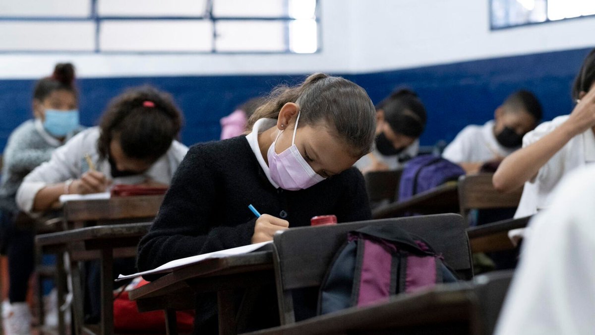 unicefvenezuela's tweet photo. No asistir presencialmente a clases afecta el bienestar, seguridad y desarrollo de los niños, niñas y adolescentes, pues la escuela no sólo es el sitio donde reciben educación, protección, y apoyo de sus docentes; sino que ahí juegan y hacen amigos.
#DigamosPresente https://t.co/2UldtVSMic