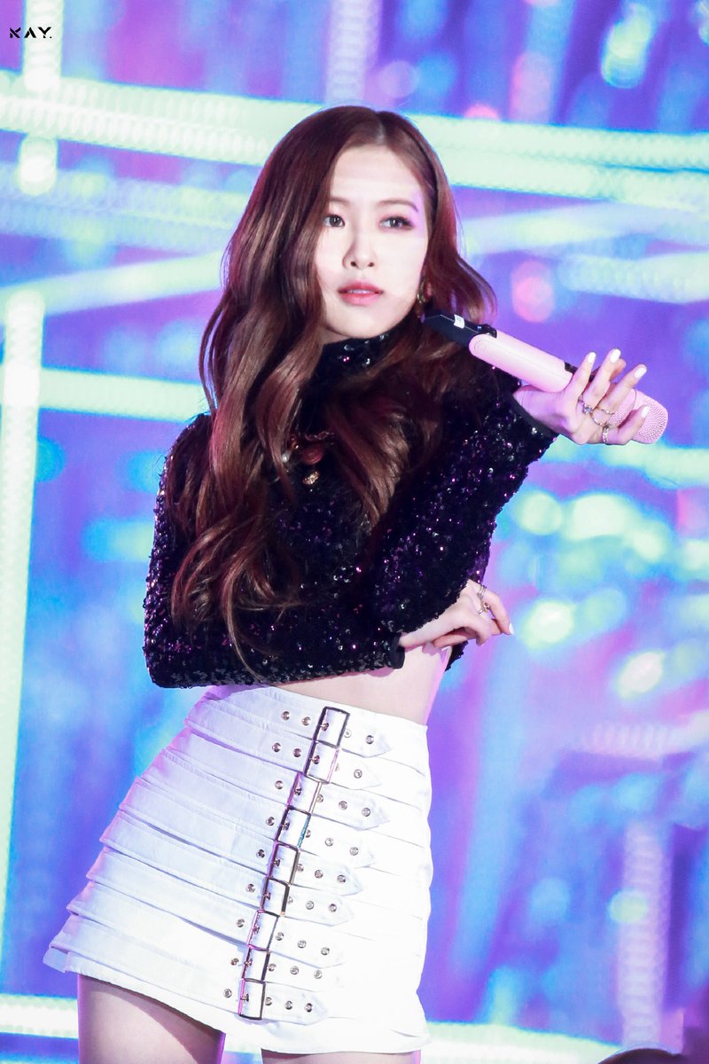 SaintRosie1997's tweet photo. 中国奥运冠军汪顺站子发的愚人节图
WE LOVE YOU ROSÉ 
블랙핑크 로제 #ROSÉ #로제
cr微博：intantaneity•wangshun https://t.co/qEXdbcBuQL