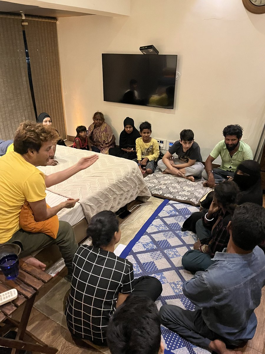 AfrozShah1's tweet photo. Eight individuals struggling for survival on the streets of Mumbai.

Their sustenance stems now from fighting plastic pollution.

A great journey. 

Today - hosted them for lovely dinner. 

Sharing lives ,love and concern for the Planet.

Lovely evening. https://t.co/AG7JL8zBp1