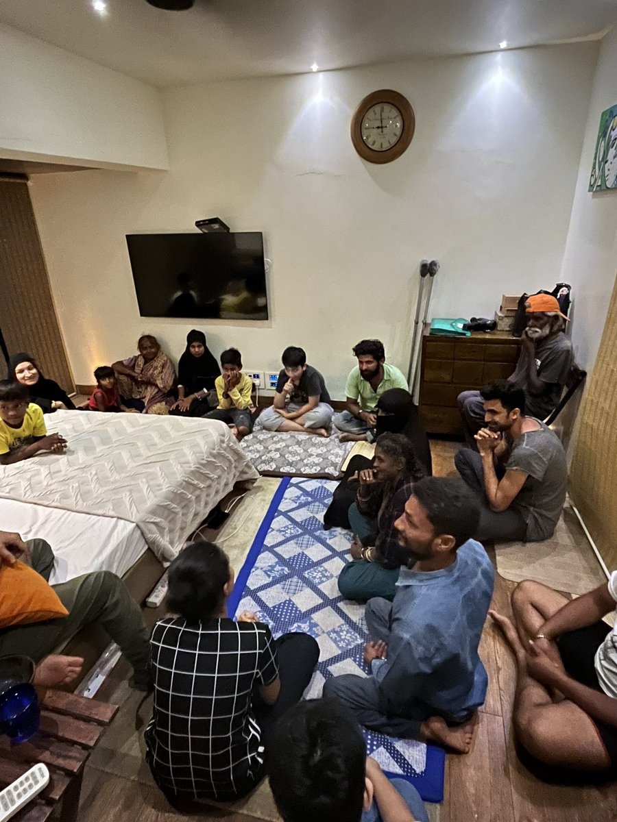 AfrozShah1's tweet photo. Eight individuals struggling for survival on the streets of Mumbai.

Their sustenance stems now from fighting plastic pollution.

A great journey. 

Today - hosted them for lovely dinner. 

Sharing lives ,love and concern for the Planet.

Lovely evening. https://t.co/AG7JL8zBp1