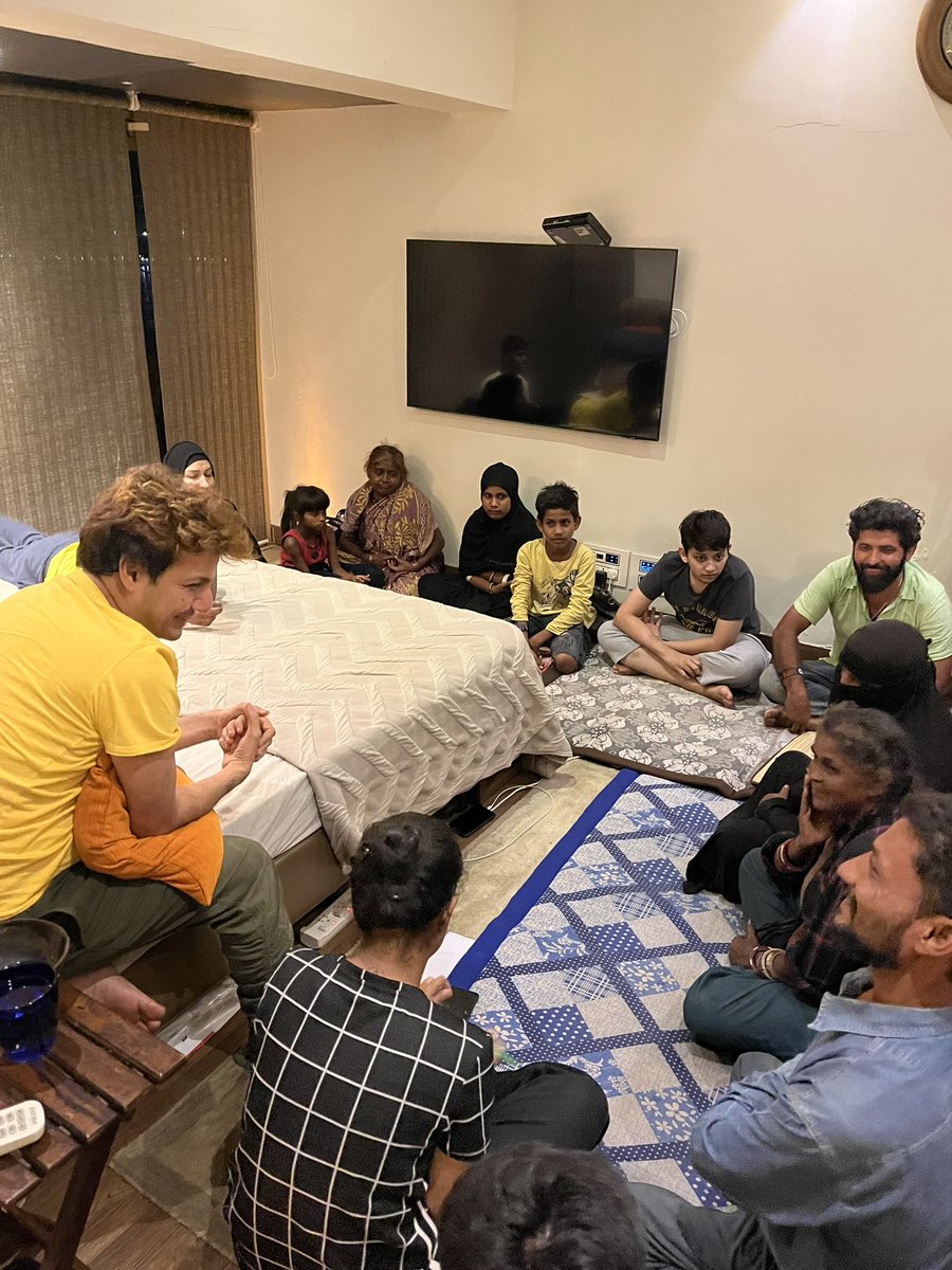 AfrozShah1's tweet photo. Eight individuals struggling for survival on the streets of Mumbai.

Their sustenance stems now from fighting plastic pollution.

A great journey. 

Today - hosted them for lovely dinner. 

Sharing lives ,love and concern for the Planet.

Lovely evening. https://t.co/AG7JL8zBp1