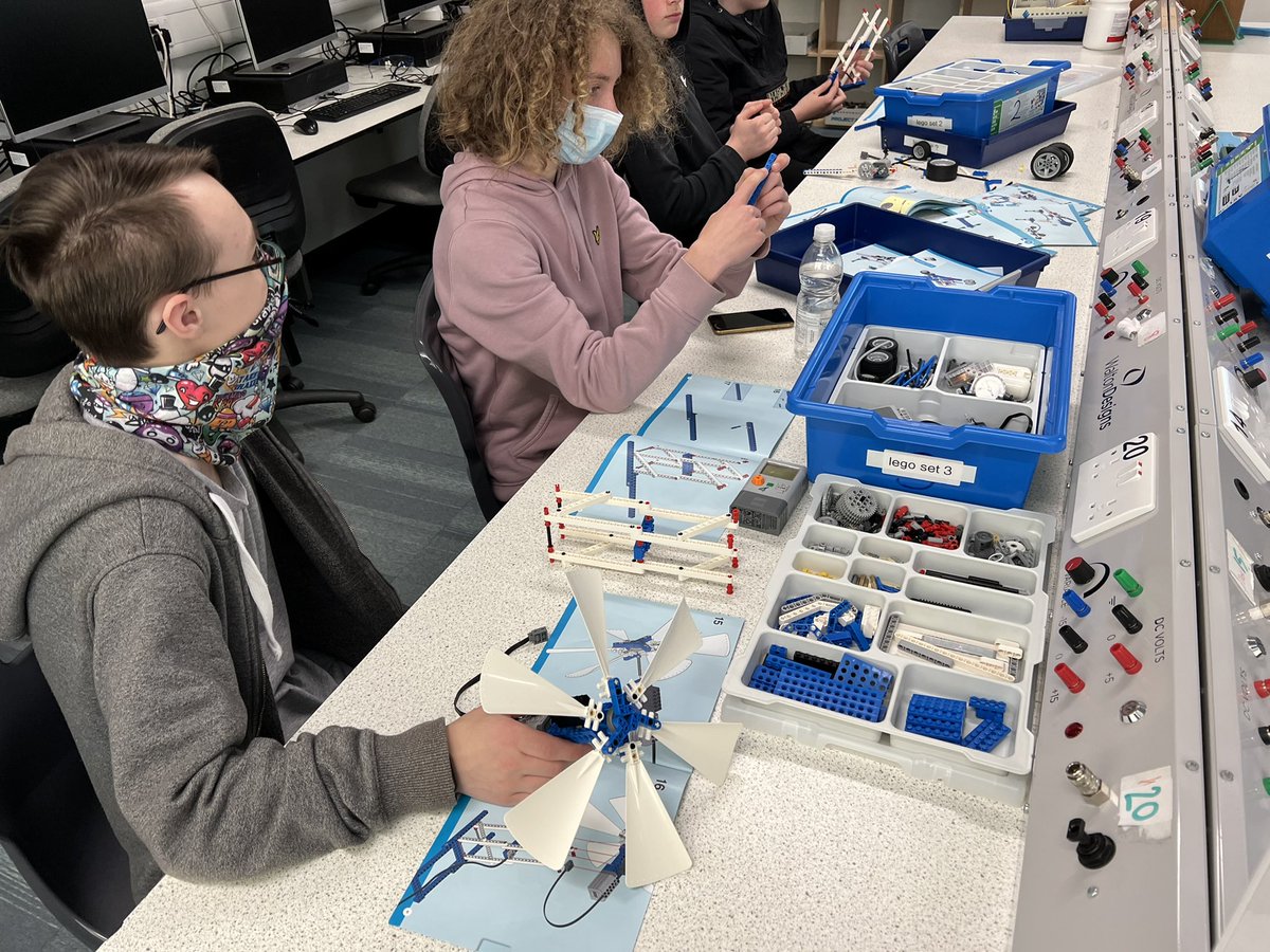 FATech_Ed's tweet image. Testing our @LEGO_Education wind turbine builds and investigating the energy production in the generator #FORengineering