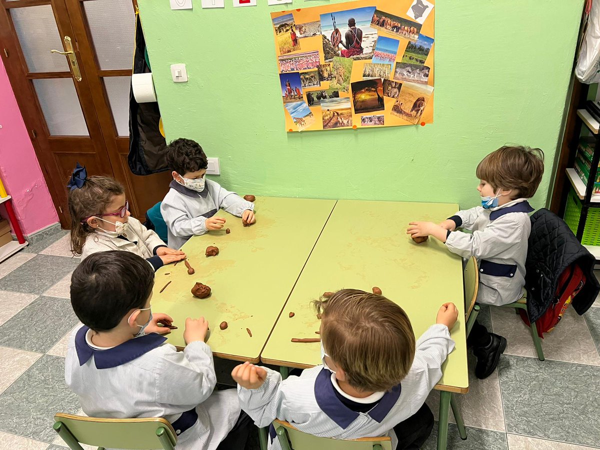 Santoangelbadaj's tweet photo. La clase de 2ºB de infantil disfrutó ayer mucho en el taller de barro de Masáis. Muchas gracias a Javier, el papá de Paula, por ayudarnos a disfrutar. ¡Qué bien lo pasamos! #proyectoschulos #santoangelbadajoz https://t.co/dST5BupcKr