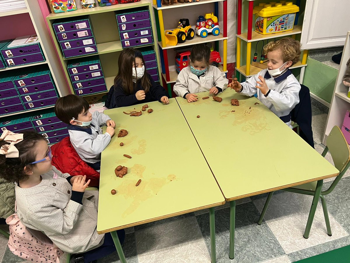 Santoangelbadaj's tweet photo. La clase de 2ºB de infantil disfrutó ayer mucho en el taller de barro de Masáis. Muchas gracias a Javier, el papá de Paula, por ayudarnos a disfrutar. ¡Qué bien lo pasamos! #proyectoschulos #santoangelbadajoz https://t.co/dST5BupcKr