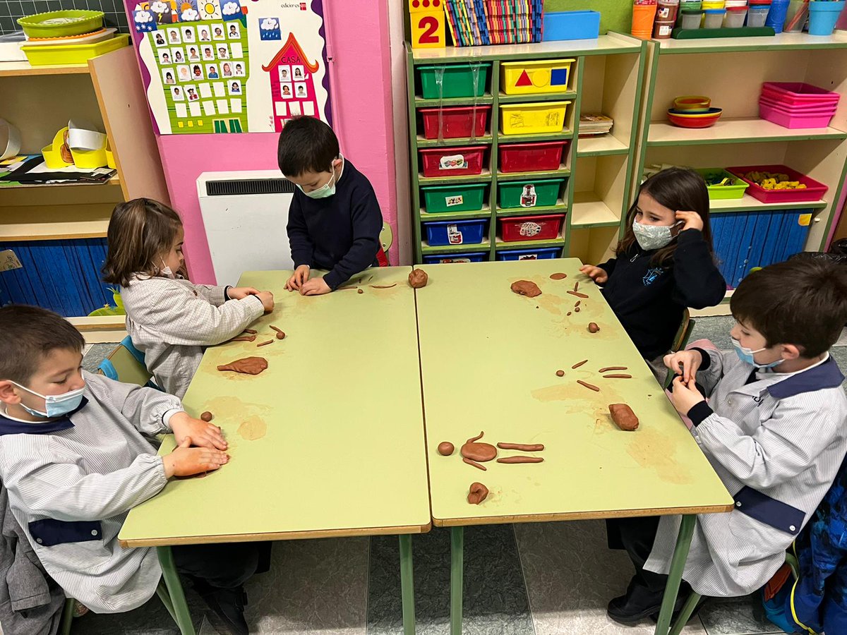 Santoangelbadaj's tweet photo. La clase de 2ºB de infantil disfrutó ayer mucho en el taller de barro de Masáis. Muchas gracias a Javier, el papá de Paula, por ayudarnos a disfrutar. ¡Qué bien lo pasamos! #proyectoschulos #santoangelbadajoz https://t.co/dST5BupcKr