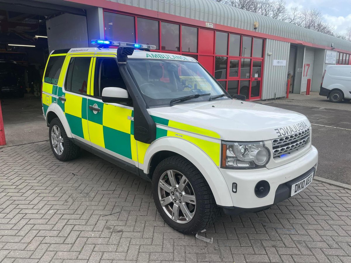Event_Amb_Serv's tweet photo. The final part of the re-commission now done. Our thanks to Jake and the team at @MawsleyEVS for their hospitality 

#OneJobDoneWell #WeDontPlayBeingMedic #ThisIsTheDayJob #Ambulance #4x4 #OffRoad #LandRover #Hibernot https://t.co/hDQlK3pG2V