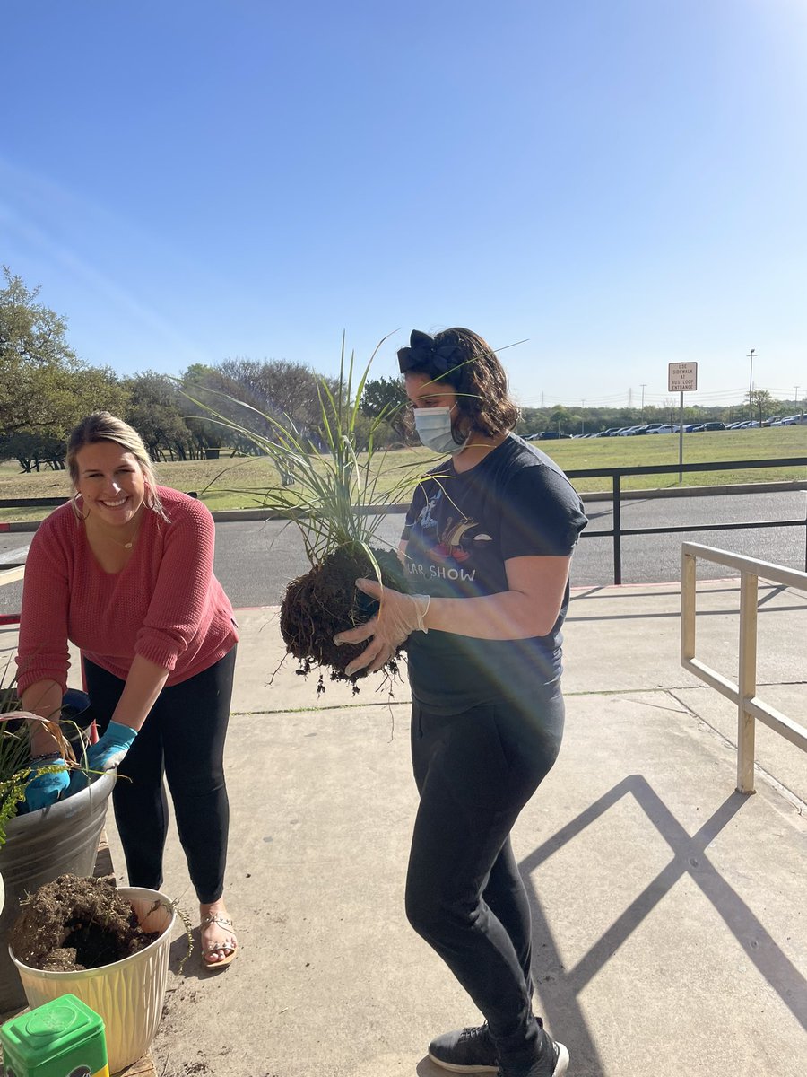 nataliequichoc1's tweet photo. During our #keepClarkbeautiful project #ClarkWorkCenter #ClarkVIP https://t.co/veY6CnSGUz