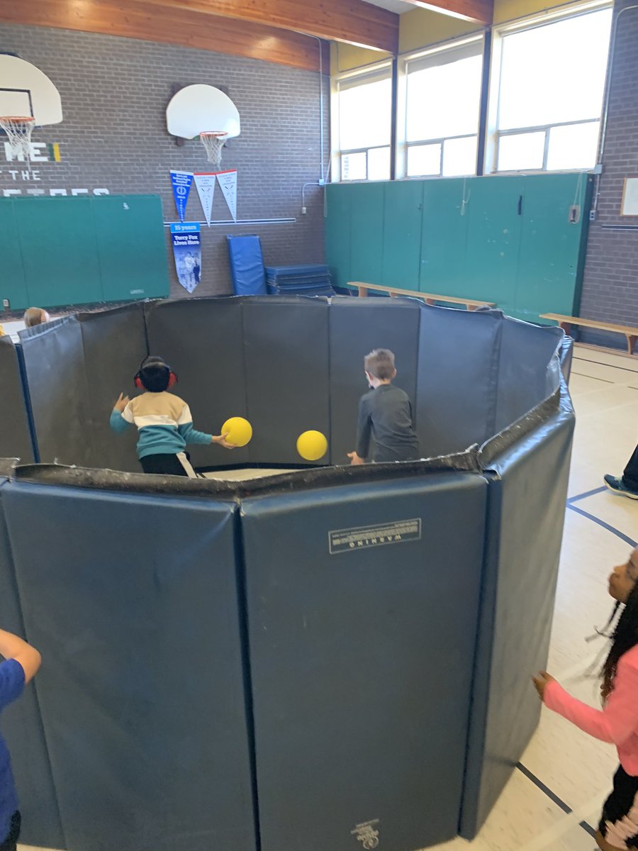 lappinkindie's tweet photo. Popcorn game in gym today!!! Working as a team to get all the popcorn out of the machine!! @SteeleStreetPS @SCDSBey https://t.co/AlBwlnIHx4
