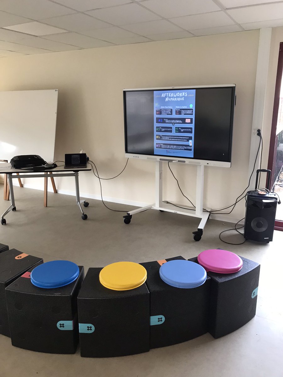 TICE_for_all's tweet photo. Afterwork numérique de la circonscription de Flers. Les enseignants découvrent les outils de la Digitale et s’essaient au stopmotion. @dsden61 @ac_normandie https://t.co/7t4zXfUGk3