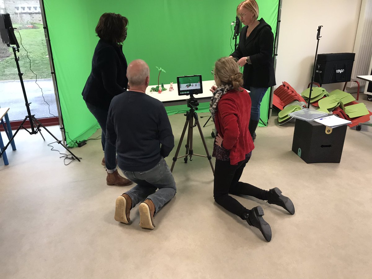 TICE_for_all's tweet photo. Afterwork numérique de la circonscription de Flers. Les enseignants découvrent les outils de la Digitale et s’essaient au stopmotion. @dsden61 @ac_normandie https://t.co/7t4zXfUGk3
