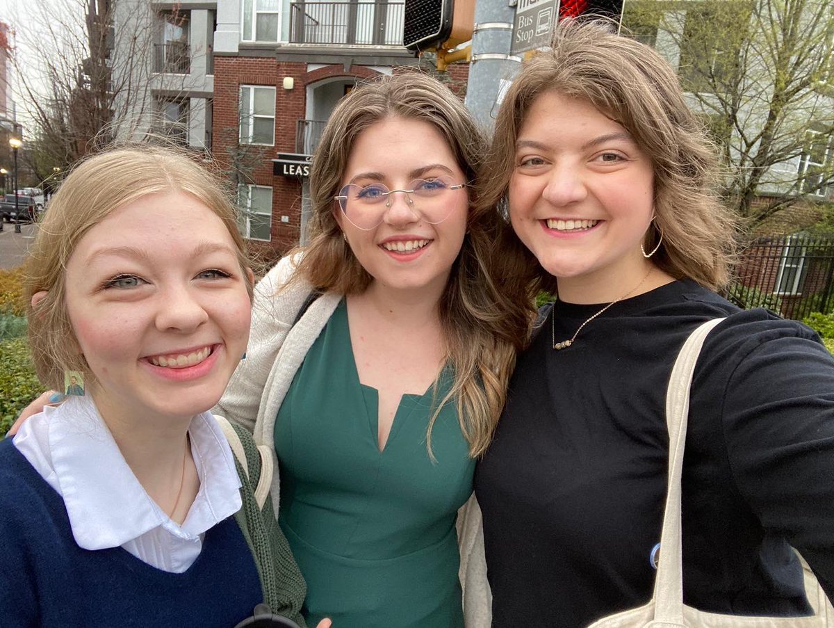 OBUBugtruck's tweet photo. Yesterday our Sigma Tau Delta (English Honors Society) delegation set out for the International Convention in Atlanta with trusty faculty advisor Dr. Ben Utter at the helm. Despite a 9-hour car ride, everyone was all smiles today!#SigmaTauDelta #Engcon #engcon2022 https://t.co/WpweFj2g3t