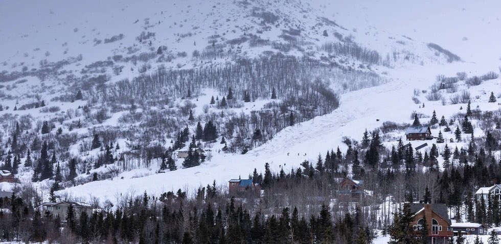brian_eifler's tweet photo. A recent avalanche 80ft deep covered the road in Eagle River sealing off 100 homes. In true Alaskan ethos, families came together to help each other survive and overcome adversity. Proud of our community!
@AnchorageMayor
#ArcticTough
#Connection
#StillDiggingOut https://t.co/aX0ZSn1nS4