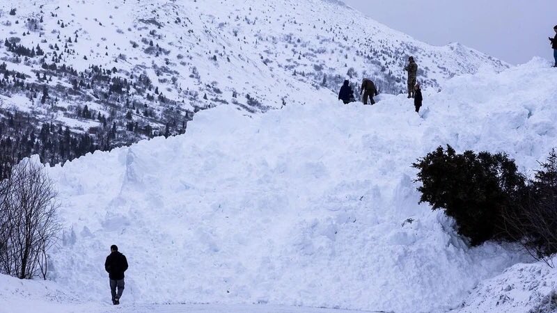 brian_eifler's tweet photo. A recent avalanche 80ft deep covered the road in Eagle River sealing off 100 homes. In true Alaskan ethos, families came together to help each other survive and overcome adversity. Proud of our community!
@AnchorageMayor
#ArcticTough
#Connection
#StillDiggingOut https://t.co/aX0ZSn1nS4