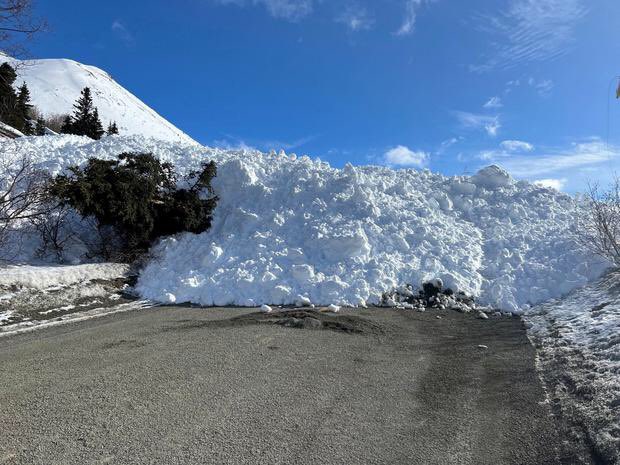brian_eifler's tweet photo. A recent avalanche 80ft deep covered the road in Eagle River sealing off 100 homes. In true Alaskan ethos, families came together to help each other survive and overcome adversity. Proud of our community!
@AnchorageMayor
#ArcticTough
#Connection
#StillDiggingOut https://t.co/aX0ZSn1nS4