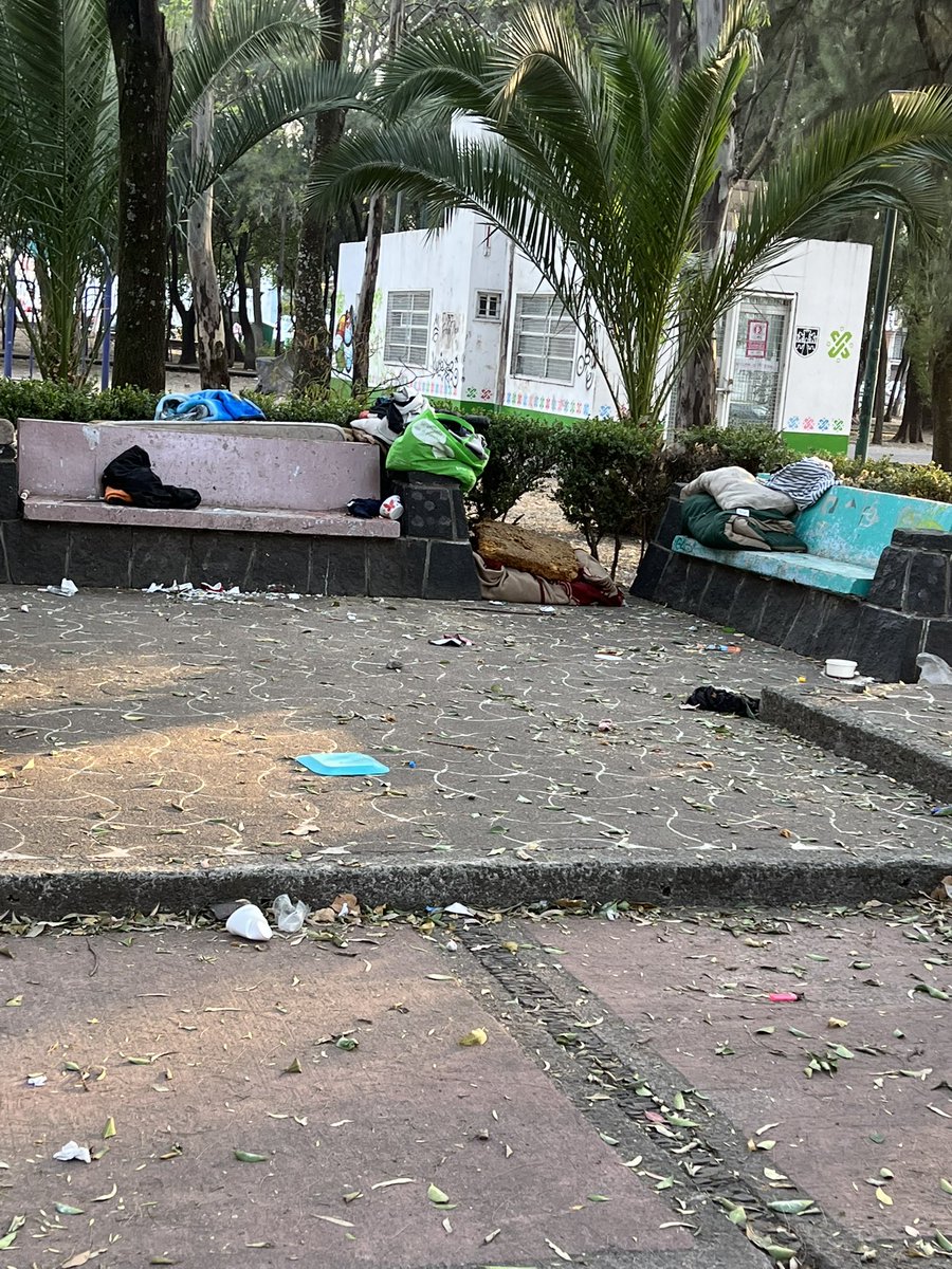 RaKsHa81's tweet photo. @AzcapotzalcoMx Asi el parque de av. maestros entre alheli y clavel, col. nva. sta. ma.; con gente en situación de calle drogándose y generando basura e inseguridad ☹️☹️ https://t.co/wrD7EysA6y