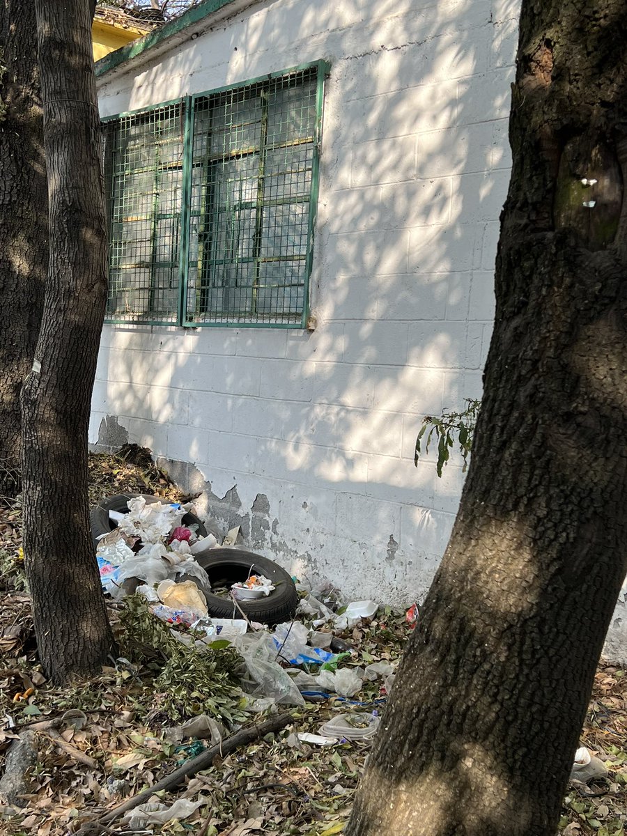 RaKsHa81's tweet photo. @AzcapotzalcoMx Asi el parque de av. maestros entre alheli y clavel, col. nva. sta. ma.; con gente en situación de calle drogándose y generando basura e inseguridad ☹️☹️ https://t.co/wrD7EysA6y