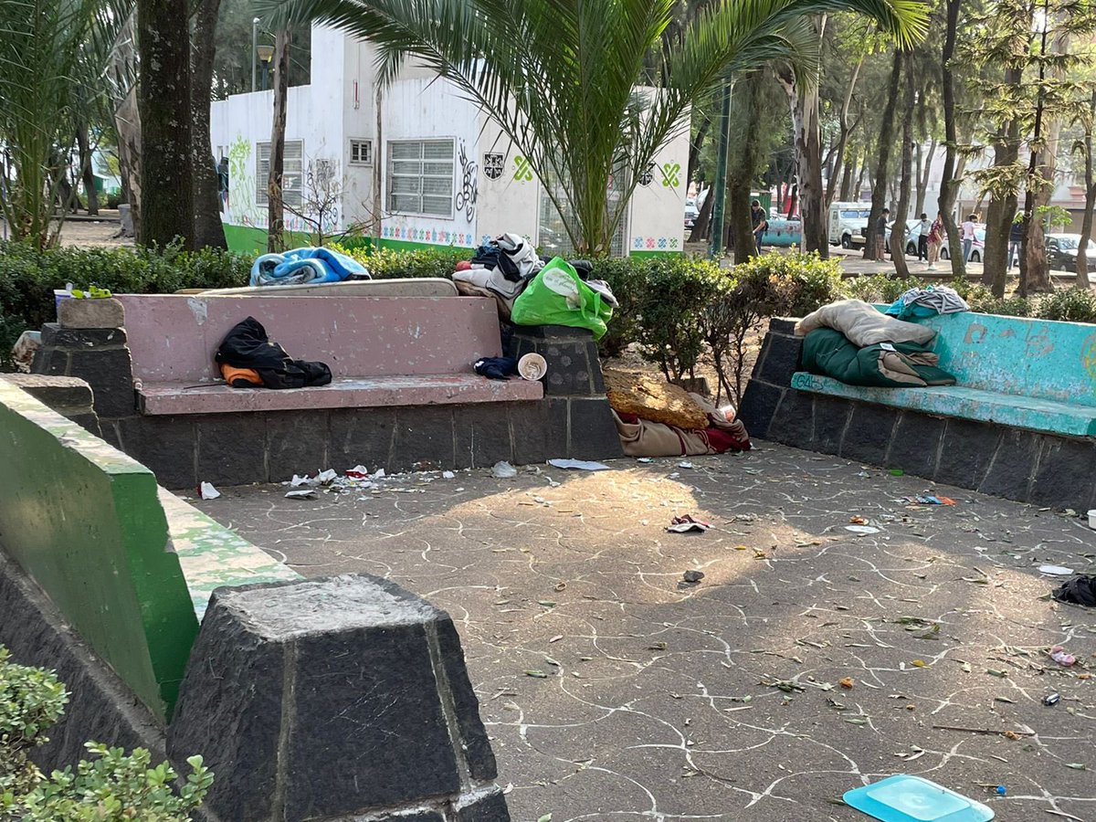 RaKsHa81's tweet photo. @AzcapotzalcoMx Asi el parque de av. maestros entre alheli y clavel, col. nva. sta. ma.; con gente en situación de calle drogándose y generando basura e inseguridad ☹️☹️ https://t.co/wrD7EysA6y