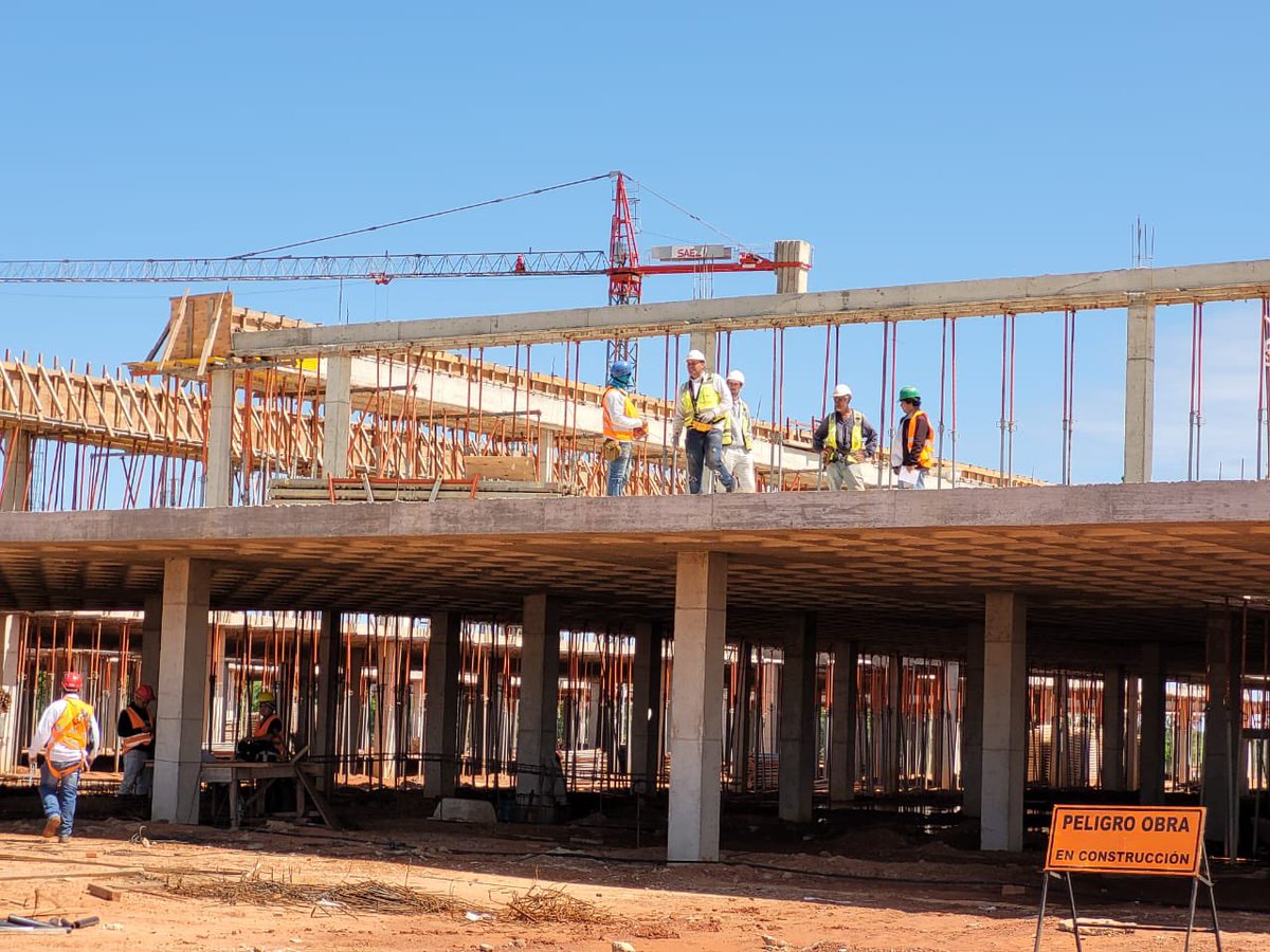 ArnoldoWiens's tweet image. HOSPITAL CORONEL OVIEDO | Recorrido del Presidente @MaritoAbdo y el Ministro Borba @msaludpy en el area de construcción del Gran Hospital de Coronel Oviedo esta mañana @mopcparaguay