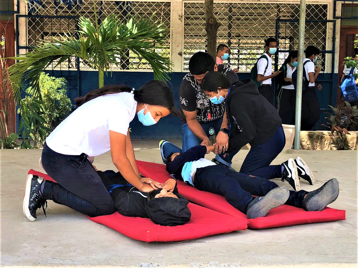 Comunidad educativa participa en el primer simulacro nacional multiamenaza, para el resguardo y seguridad de la vida, antes situaciones de riesgo.
#Nicaragua #SinapredSomosTodos