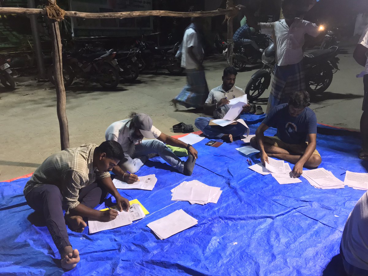 leninbharathi1's tweet photo. சிப்காட் நிலயெடுப்பிற்கு எதிரான பாலியப்பட்டு மக்கள் போராட்டத்திற்கு தொடர்ந்து ஆதரவளித்து, களப்பணிக்கு தோழர்களை அனுப்பி, நகரம்முழுக்க சுவரொட்டிகள் என.. மக்கள் பக்கம் துணைநிற்க்கும் தோழர் @thiruja மற்றும் @May17Movement தோழர்களுக்கும் அன்பும் நன்றியும். #SavePaliapattuFromSipcot https://t.co/WcJCrBt8Oo