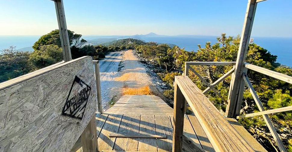 mtbsi's tweet photo. Ta konec tedna na Lošinju 🇭🇷 🏝 začetek evropskega pokala v spustu #ixsEDC iXS Downhill Cup z 200 tekmovalci iz 21 držav.
@losinjworldcup @mtbtrbovlje @dhlosinj #dhlosinj #losinj
https://t.co/FJP7Fnk7mT https://t.co/EQ3xFPHchI