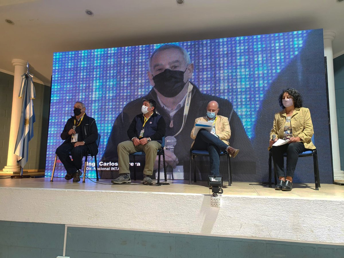 En el marco del #CLAP2022, el presidente y el director nacional de nuestra institución, <a href="/MDGarmendia/">Mariano Garmendia</a> y Carlos Parera, presentaron el Programa Nacional de Agricultura de Precisión, con la participación de <a href="/poldc/">Pablo De Chiara</a>, ministro del @mincytcordoba y otras autoridades.