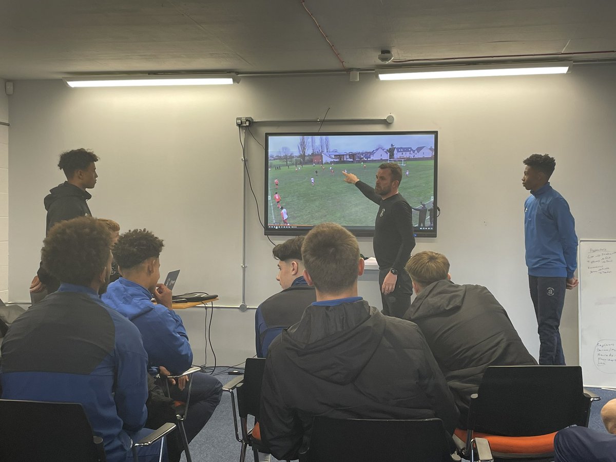 The U18’s got a chance to present to Nathan Jones today as part of their <a href="/LFEonline/">League Football Education</a> mentoring programme. The boys posed questions using video footage and the gaffer gave his insights from a first team perspective #PersonalDevelopment #learning #COYH <a href="/LutonTown/">Luton Town FC</a>  🎥