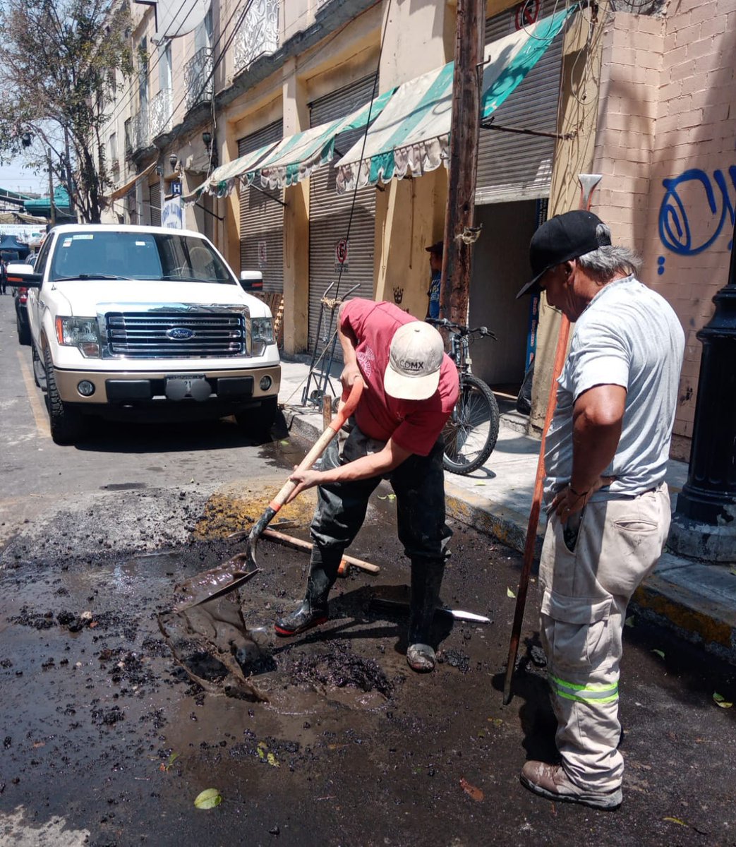 AlcCuauhtemocMx's tweet photo. En atención a demandas vecinales, reparamos🛠 fuga de agua💦 potable en Incas, #ColCentro. https://t.co/smnefA3w3Q
