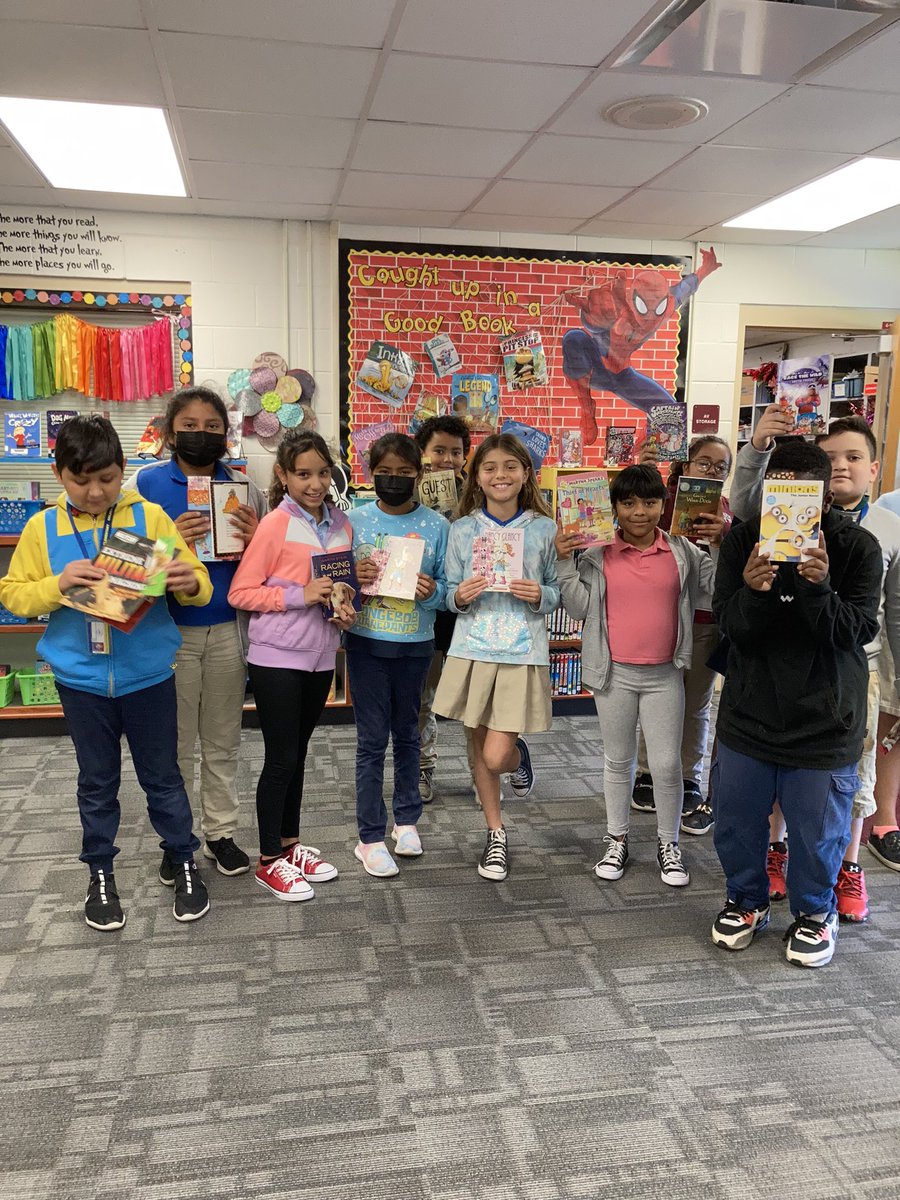 primary_media's tweet photo. A great RIF day @GTEtoucans All students got to choose a free book thanks to the generosity of The Greater Naples AAUW    We ❤️📚! @collierschools @mediaccps https://t.co/TrgXWKYFi3