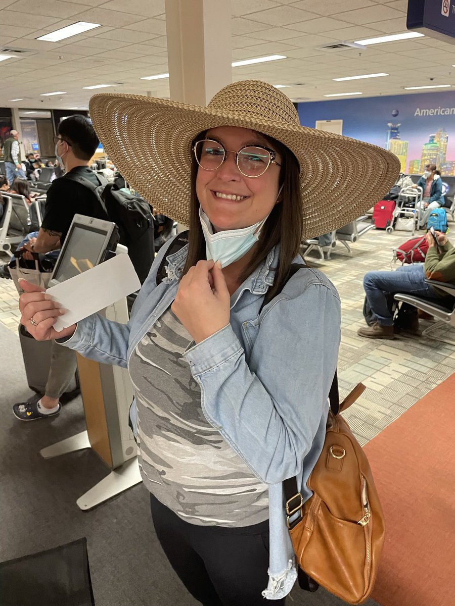 anna_schmitz17's tweet photo. The floppy hat…. https://t.co/4ml0aBafFj