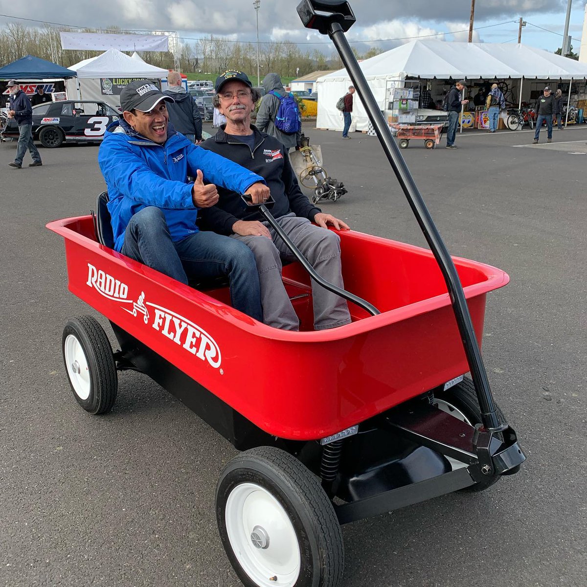 fox12oregon's tweet image. .@JoeVFox12 raced down to the Portland International Raceway to get a preview of the PIR Auto Swap Meet, which attracts thousands of car fanatics each year. Watch today's #OnTheGoWithJoe: kptv.tv/3tXeNkq