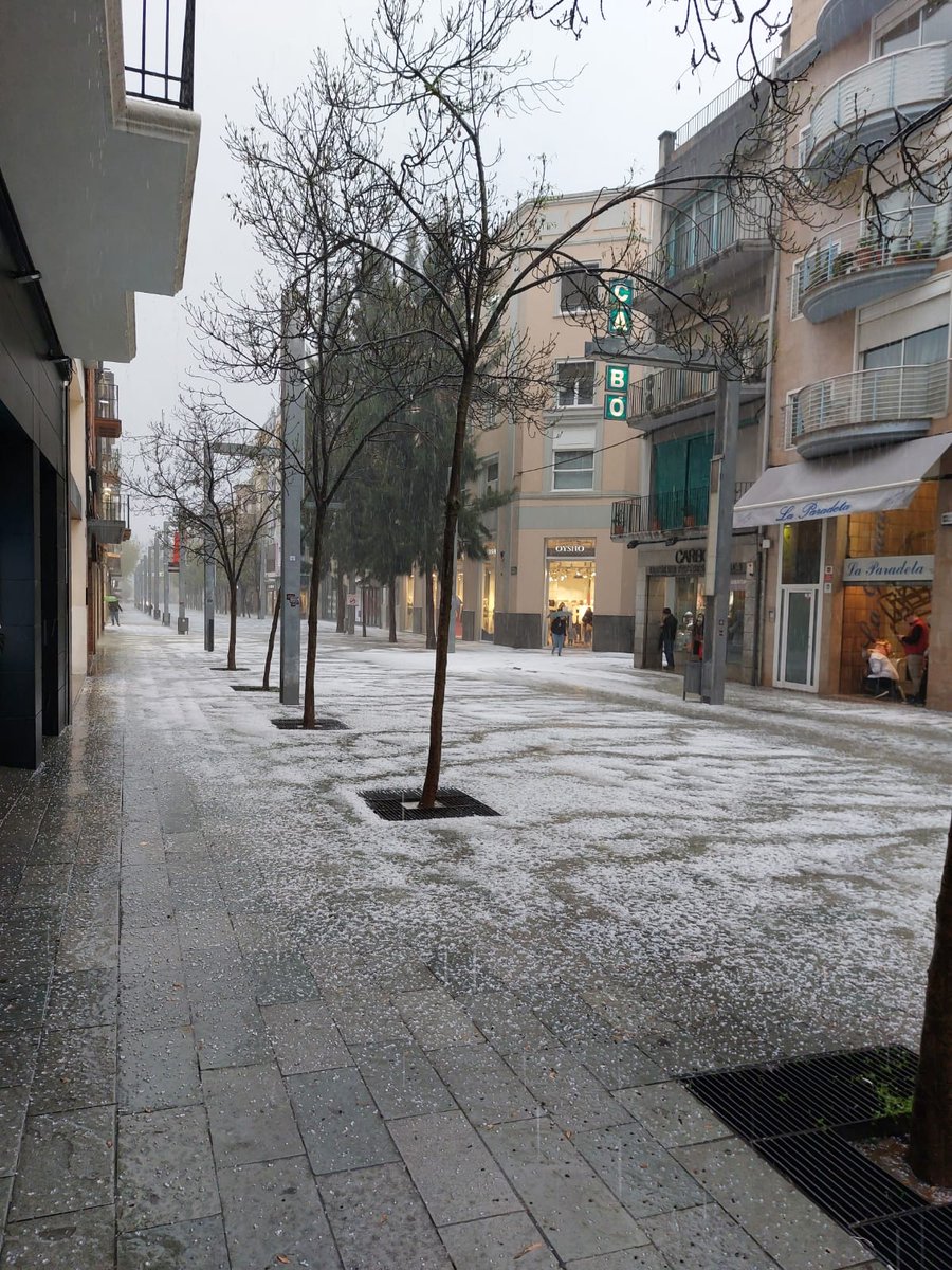 emergenciescat's tweet photo. Prealerta #INUNCAT #ProteccioCivil 

Més imatges de les precipitacions d'aquesta tarda a #Granollers https://t.co/fuMClS4HkE