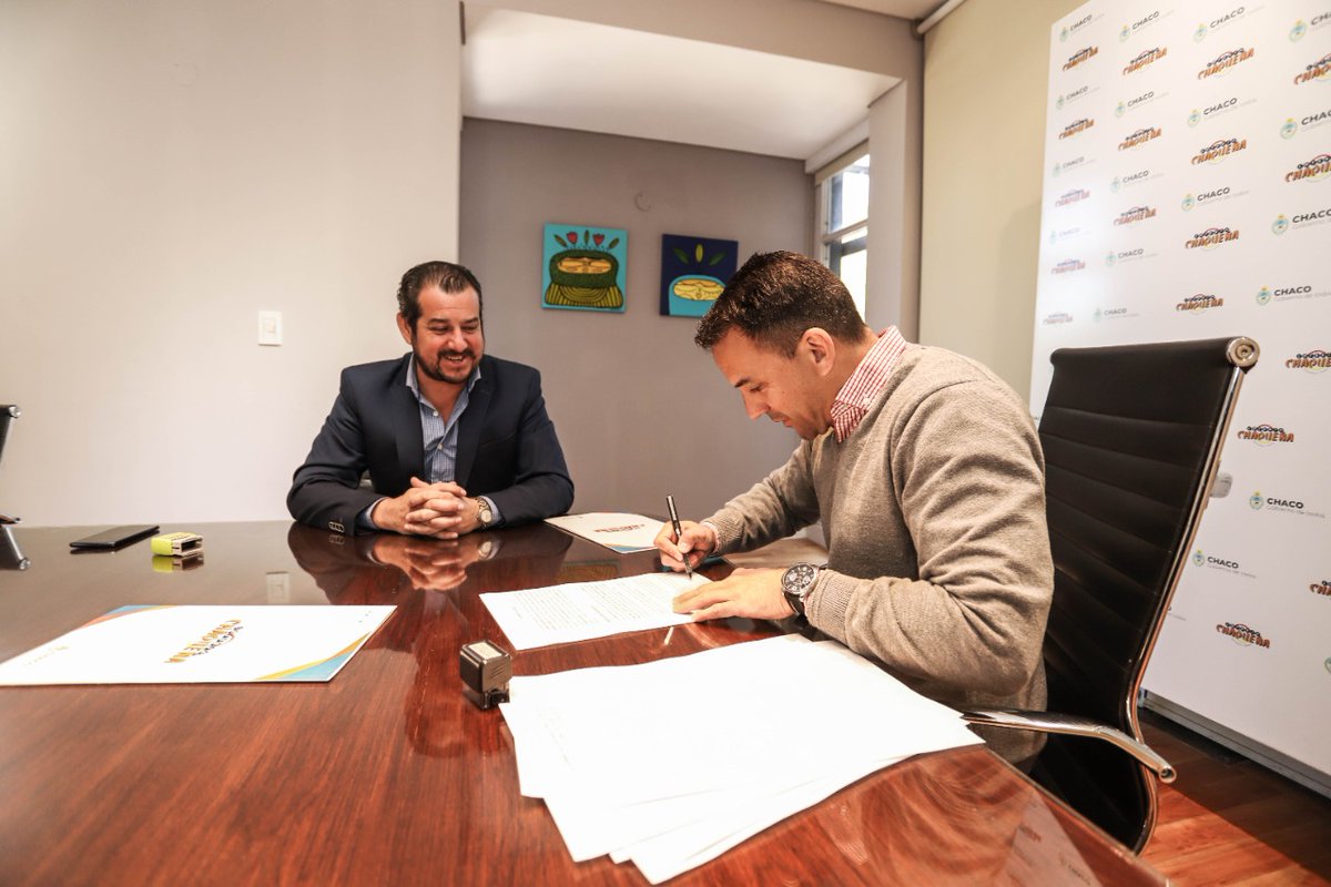 LoteriaChaquena's tweet photo. El presidente de Lotería Chaqueña y el intendente Sergio Dolce suscribieron sendos convenios para avanzar con la construcción de un playón deportivo y dotar de equipamiento deportivo a dos importantes instituciones educativas de #LasGarcitas.
👉https://t.co/vt7ThNYsJ3 https://t.co/RVkreMiNgF