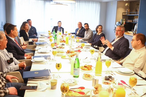 Indiana_EDC's tweet photo. #INIsrael | @GovHolcomb and @SecChambersIN met with GrowingIL, an accelerator group dedicated to building the Israeli #agtech ecosystem, to discuss future sustainability through innovation. We are excited to continue the energizing discussion in Indianapolis for GES in May. 🇮🇱 https://t.co/ZQJCsyq6ac