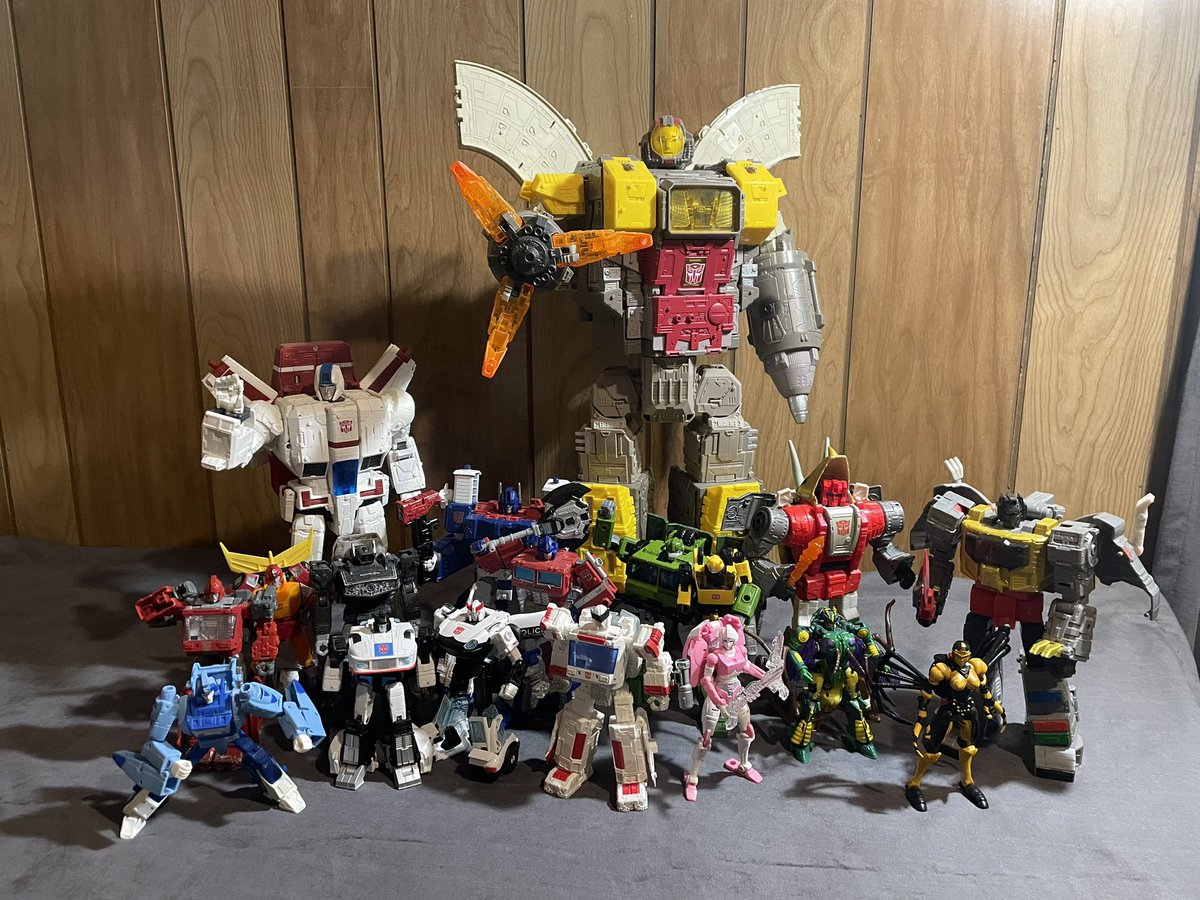 ImpulseDrive97's tweet image. Greetings and salutations! 

As I post this Tweet, I’m taking pictures of Bulkhead. But I wanted to do a little something first… 

Thank you, Derek. You made a show that I’ll always have fond memories of. One of the reasons I would get up early in the morning. 

Rest In Peace.