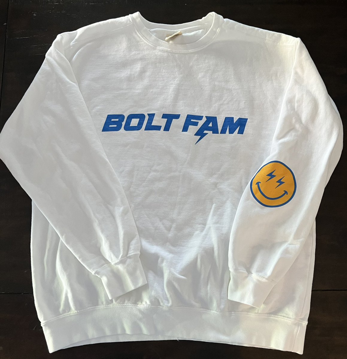 JenniferMills21's tweet photo. ⚡️⚡️⚡️   GIVEAWAY TIME   ⚡️⚡️⚡️

I have an XL in this exclusive crew neck lightweight sweatshirt for fans OUT of CA and INTERNATIONAL fans. RT to enter and I’ll announce a winner tomorrow 4/1 by 5:00 PM PST. Good luck to all and have a great day. #BoltUp⚡️ @dhbc_uk https://t.co/6RAHYWxoTO